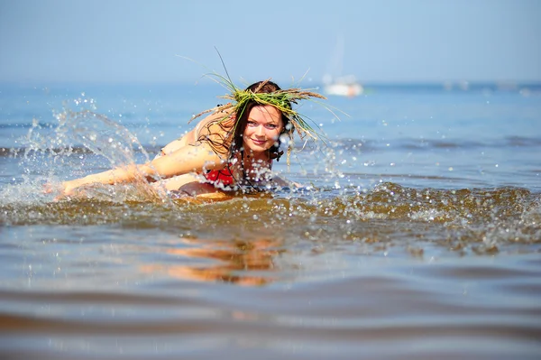 Chica divirtiéndose en el agua — Foto de Stock