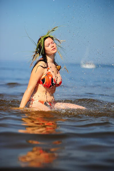 Дівчина розважається у воді — стокове фото