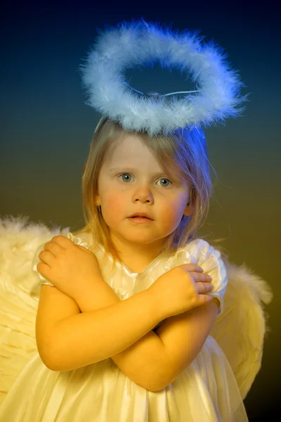 Meisje van de baby in een engel jurk — Stockfoto
