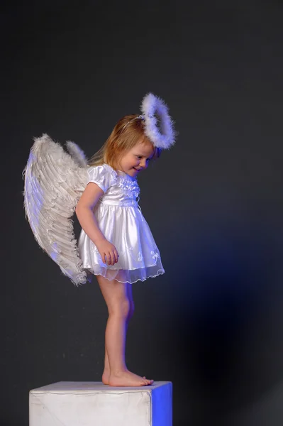 Κοριτσάκι σε ένα φόρεμα Άγγελος — Φωτογραφία Αρχείου