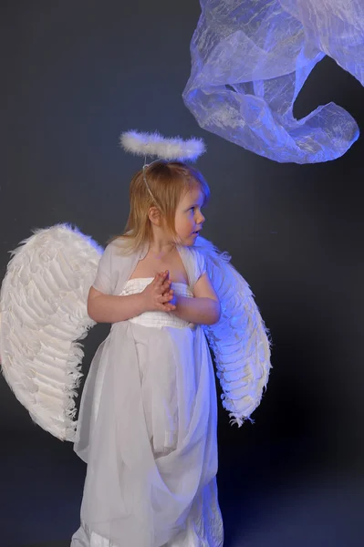 Baby flicka i en ängel klänning — Stockfoto