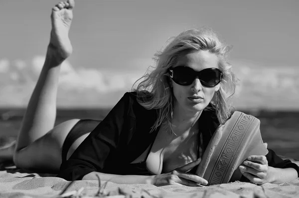 Sexy blondýna v černé barvě na pláži — Stock fotografie
