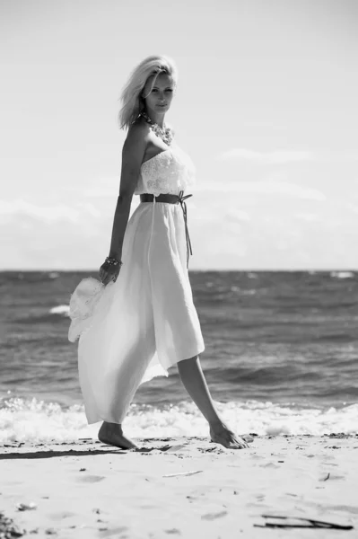 Kumsalda beyaz elbiseli kız — Stok fotoğraf
