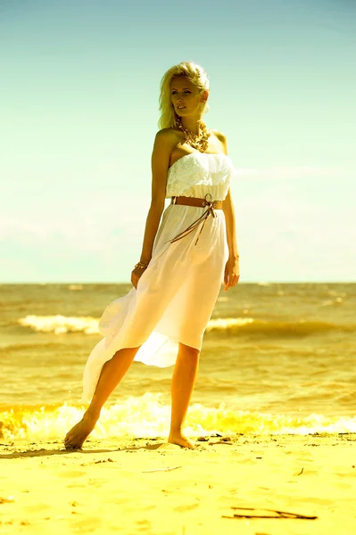 Girl in white dress on beach — Zdjęcie stockowe