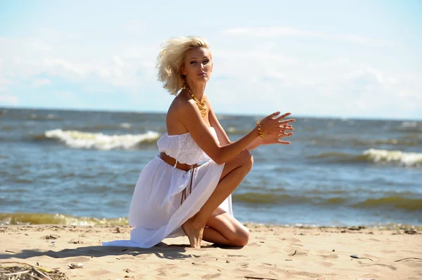 Girl in white dress on beach — Zdjęcie stockowe