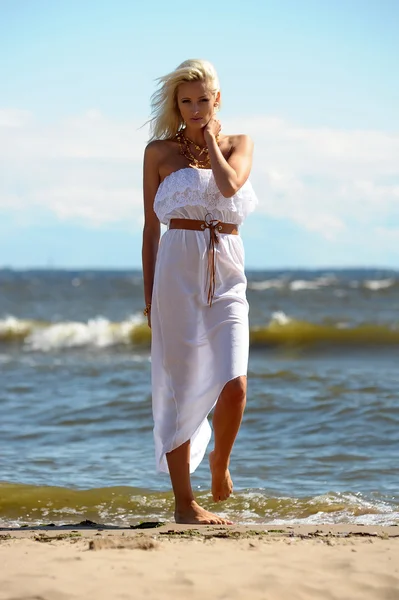 Chica en vestido blanco en la playa —  Fotos de Stock