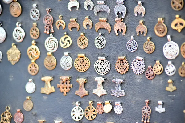 Různé přívěsky a amulety — Stock fotografie
