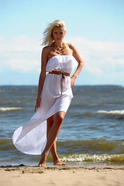 Chica en vestido blanco en la playa — Foto de Stock