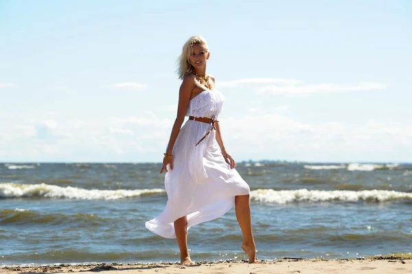 Дівчина в білій сукні на пляжі — стокове фото