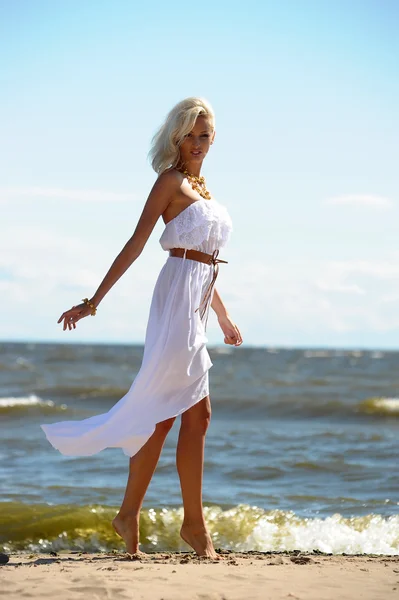 Dívka v bílých šatech na pláži — Stock fotografie