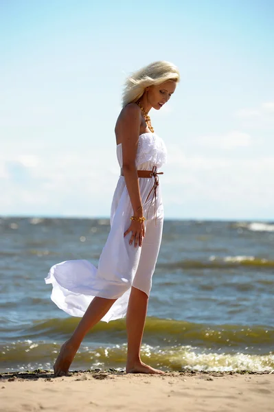 Flicka i vit klänning på stranden — Stockfoto