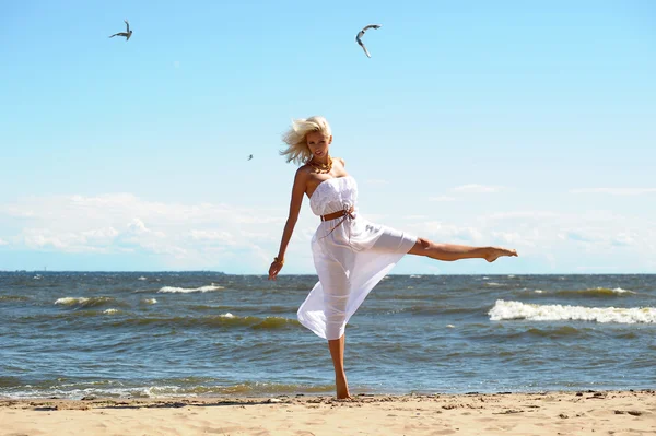在海滩上穿白裙子的女孩 — 图库照片