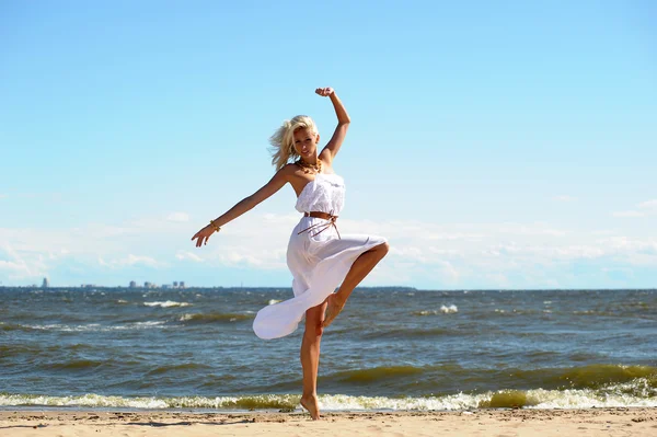Girl in white dress on beach — Stock Photo, Image