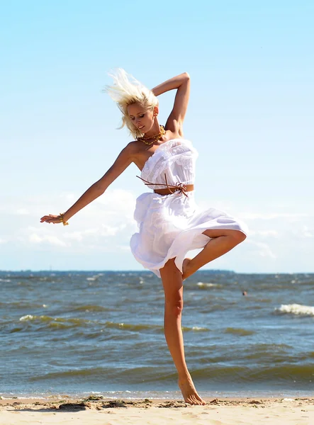 Dívka v bílých šatech na pláži — Stock fotografie