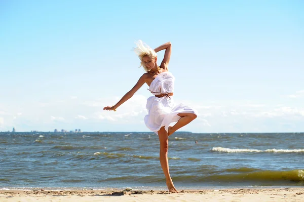 Meisje in witte jurk op strand — Stockfoto