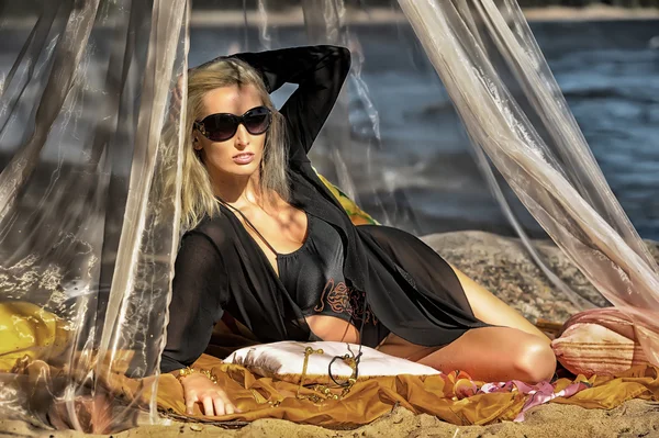 Sexy blondýna v černé barvě na pláži — Stock fotografie