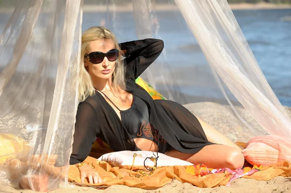 Sexy rubia en negro en la playa — Foto de Stock
