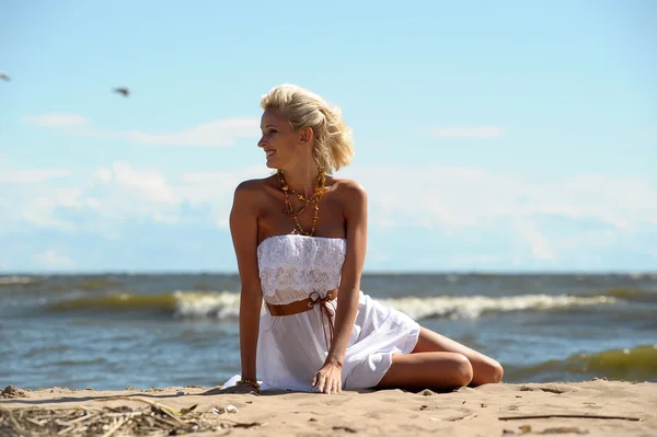 Ragazza in abito bianco sulla spiaggia — Foto Stock