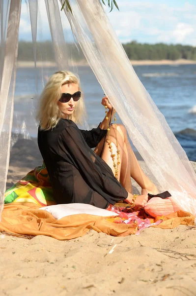 Sexy bionda in nero sulla spiaggia — Foto Stock