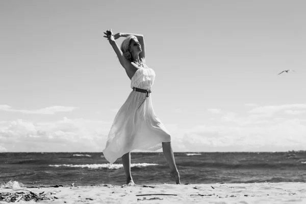 Chica en vestido blanco en la playa —  Fotos de Stock
