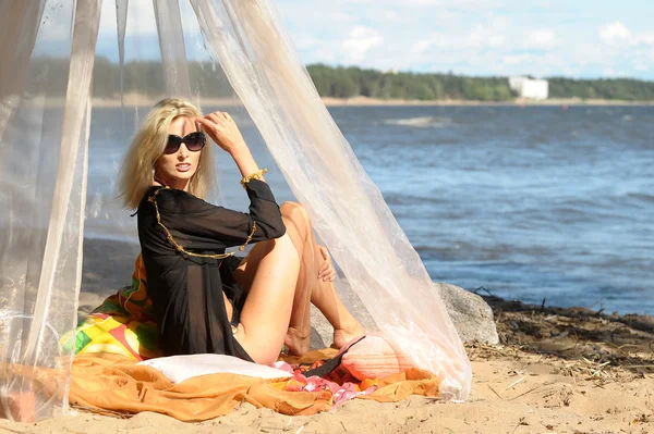 Сексуальная блондинка в черном на пляже — стоковое фото