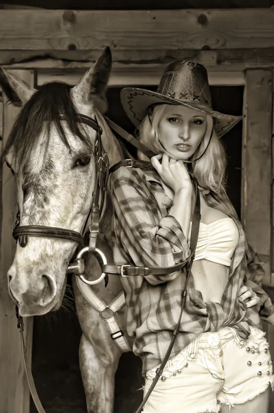 Blonde sexy à côté du cheval — Photo
