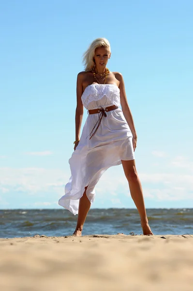 Fille en robe blanche sur la plage — Photo