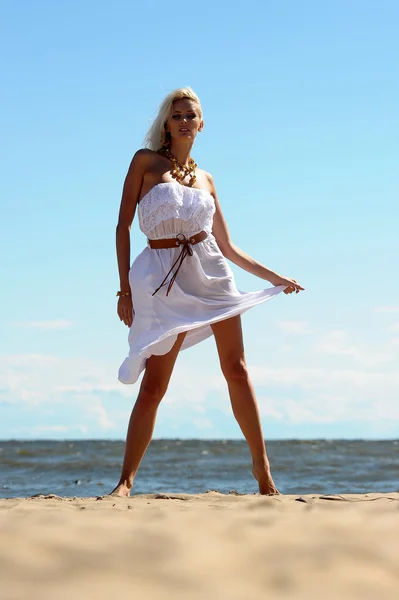 Ragazza in abito bianco sulla spiaggia — Foto Stock