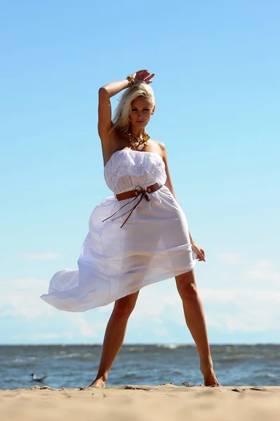 Fille en robe blanche sur la plage — Photo