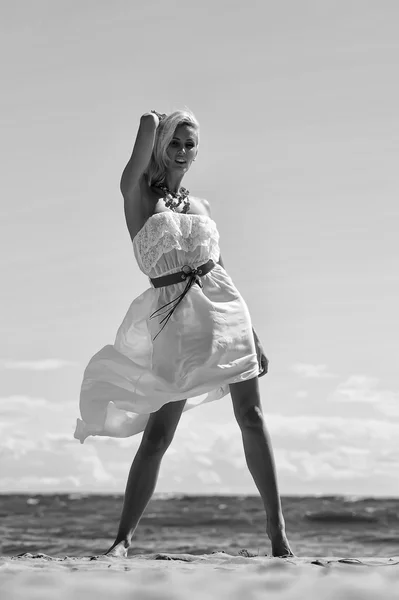 해변에서 흰색 드레스 소녀 — 스톡 사진