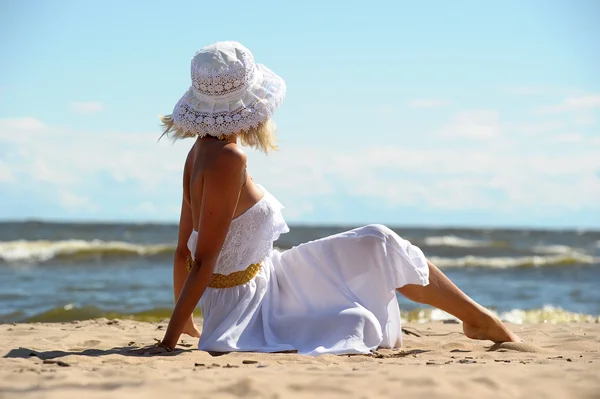 Дівчина в білій сукні на пляжі — стокове фото