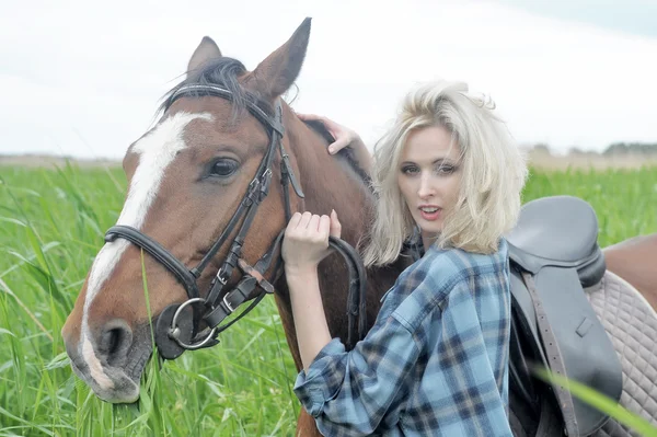 Сексуальна блондинка біля коня — стокове фото