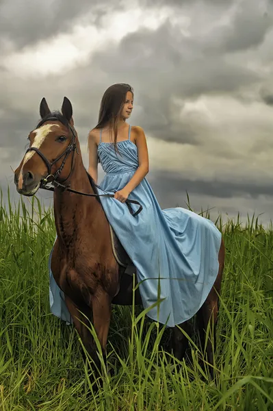 Κορίτσι στο μακρύ φόρεμα με ένα άλογο — Φωτογραφία Αρχείου