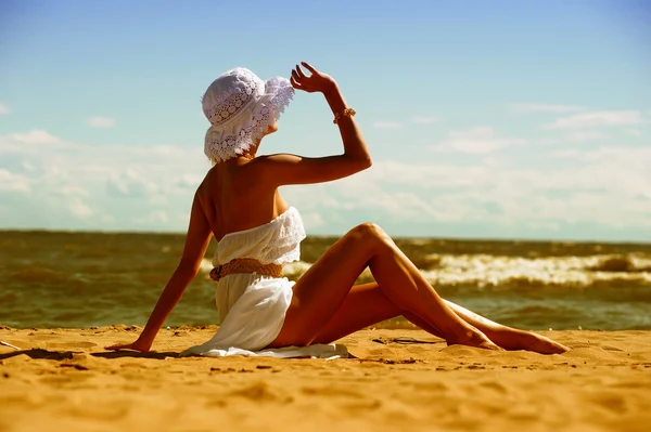在海滩上穿白裙子的女孩 — 图库照片