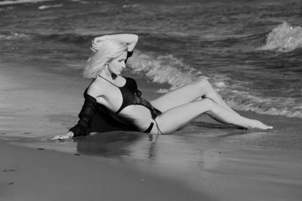 黒、ビーチでセクシーなブロンド — ストック写真
