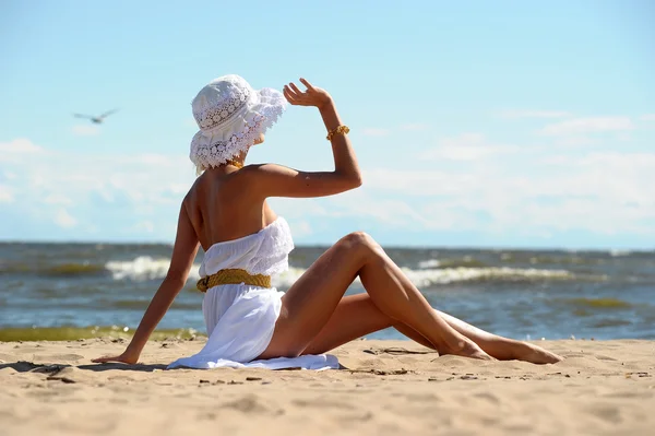 Девушка в белом платье на пляже — стоковое фото