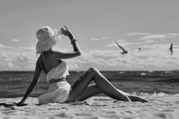 Menina em vestido branco na praia — Fotografia de Stock