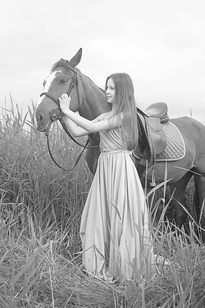 Dziewczyna w długiej sukni z konia — Zdjęcie stockowe