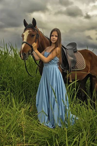 Ragazza in abito lungo con un cavallo — Foto Stock