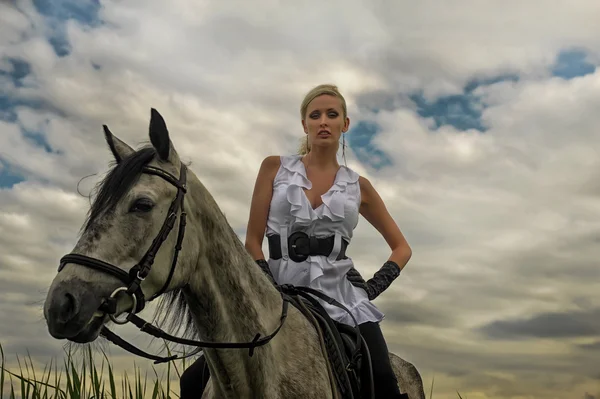 Sexig blondin bredvid hästen — Stockfoto