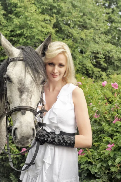 Sexy blondýna u koně — Stock fotografie