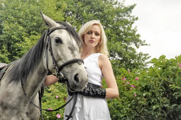 Blonde sexy à côté du cheval — Photo