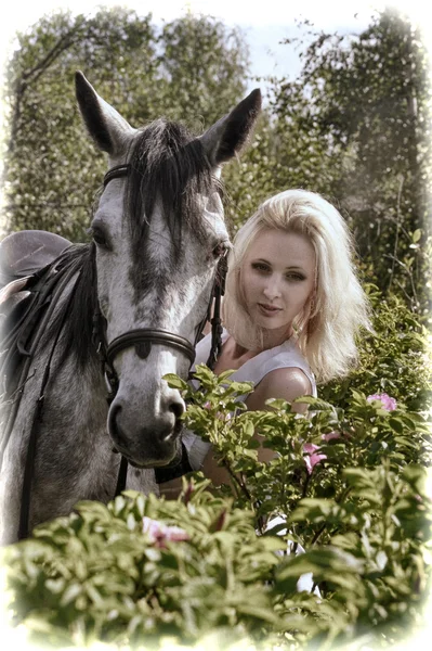 Blondynka z konia — Zdjęcie stockowe