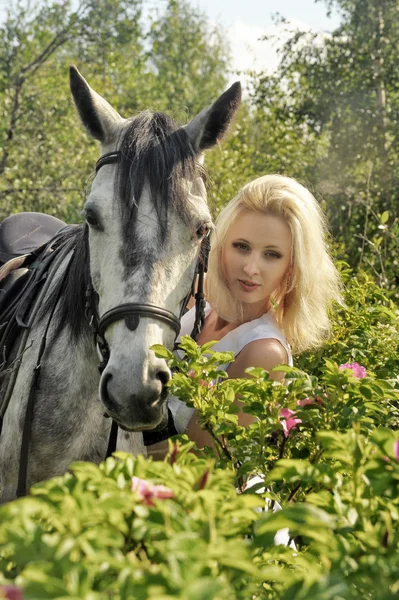 馬とのブロンドの女の子 — ストック写真