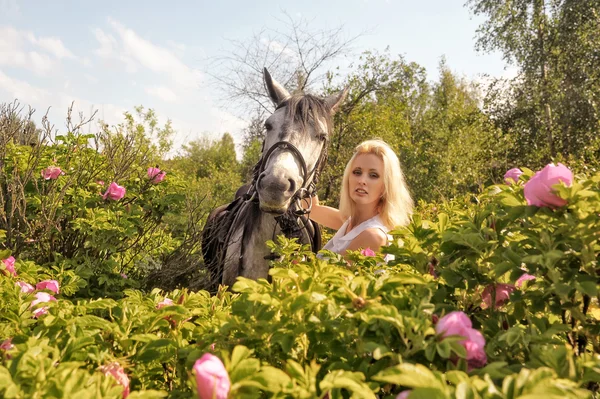 Menina loira com um cavalo — Fotografia de Stock