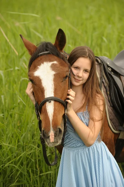 Дівчина в блакитній сукні з конем — стокове фото