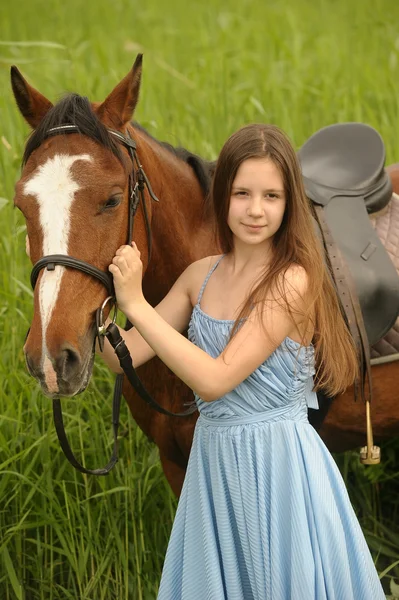 与一匹马穿蓝色裙子的女孩 — 图库照片