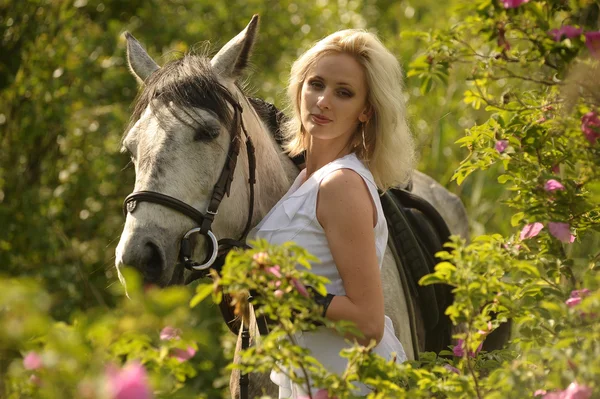 Блондинка з конем — стокове фото