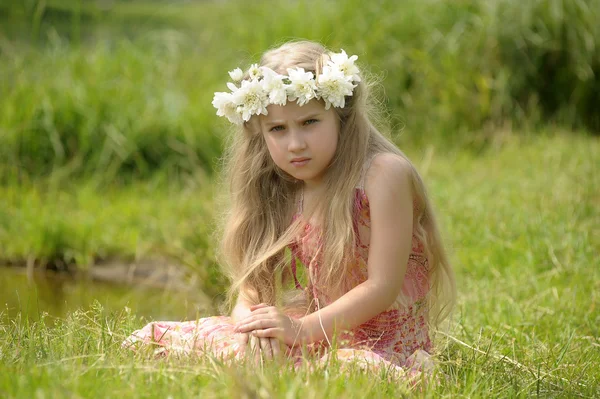 Petite fille dans une couronne de fleurs blanches — Photo
