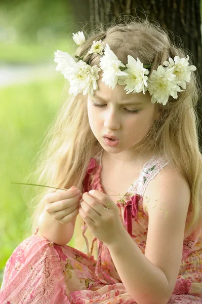 Κοριτσάκι σε ένα στεφάνι από λευκά λουλούδια — Φωτογραφία Αρχείου